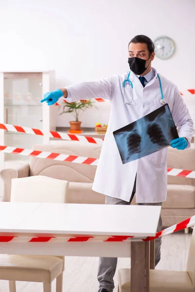 Doutor em virologia conceito em casa — Fotografia de Stock