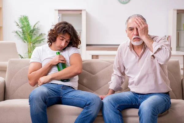 Homem com problema de bebida e a família — Fotografia de Stock