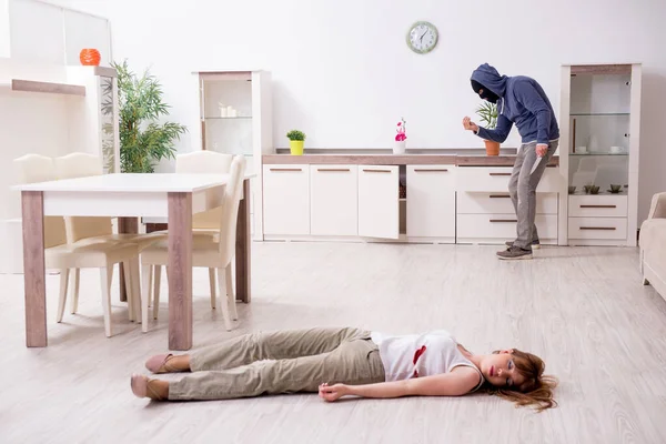 Gangster and young woman in robbery concept — Stock Photo, Image