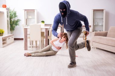 Gangster ve genç kadın soygun konsepti