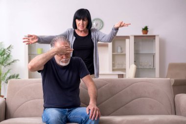 Yaşlı çift evde tartışıyor.