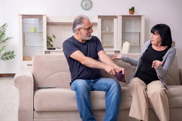 Ouderpaar heeft ruzie thuis — Stockfoto