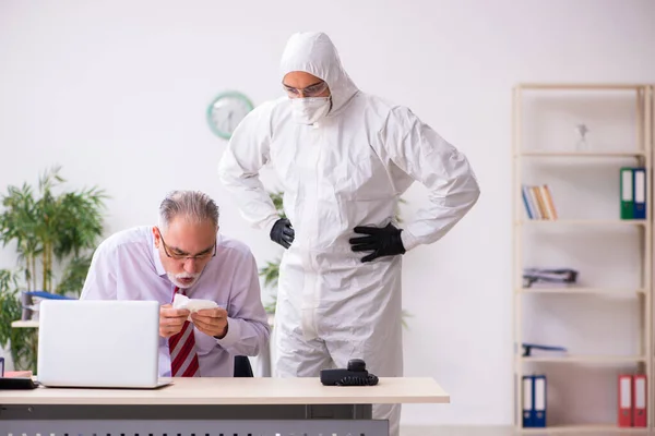 Old employee catching coronavirus at workplace — Stock Photo, Image