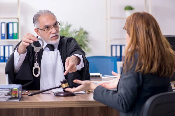 Ancien juge et cliente dans le bureau — Photo