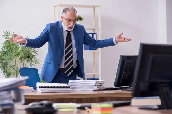 Vecchio dipendente maschio e lavoro eccessivo in ufficio — Foto Stock