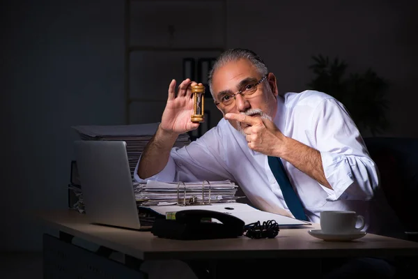 Viejo empleado trabajando hasta tarde en el lugar de trabajo —  Fotos de Stock