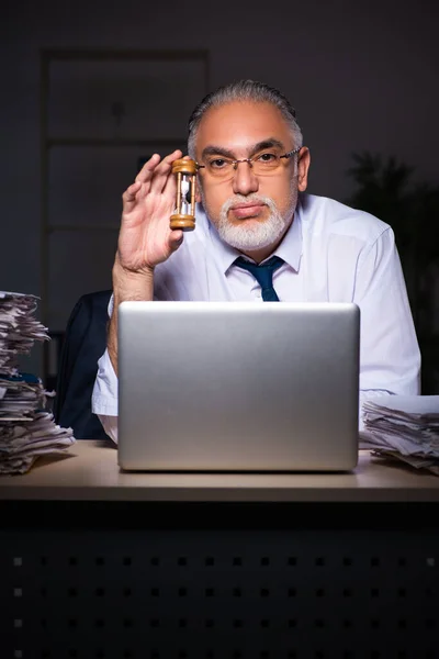 Viejo empleado trabajando hasta tarde en el lugar de trabajo — Foto de Stock