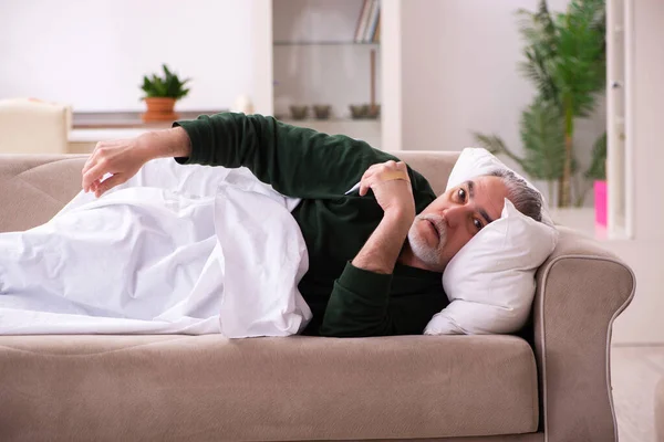 Viejo que sufre en casa — Foto de Stock