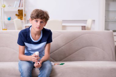 Sorunlu genç çocuk intiharı düşünüyor.