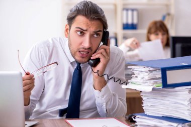 Ofiste çalışan iki çalışan.