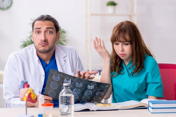 Twee dokterscollega 's in het ziekenhuis — Stockfoto