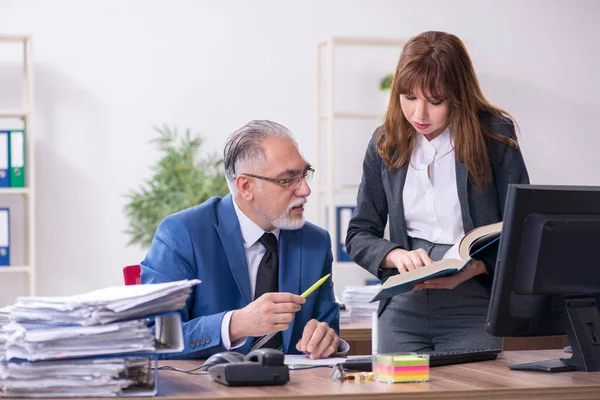 Zwei Mitarbeiter im Büro — Stockfoto