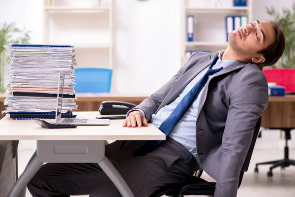 Jovem homem de negócios infeliz com o trabalho excessivo — Fotografia de Stock