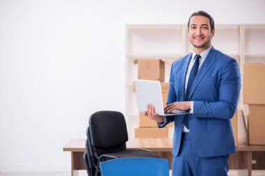 Taşınma konseptinde çalışan genç bir erkek.