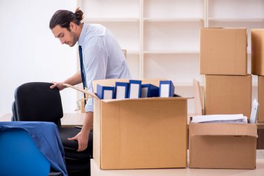 Taşınma konseptinde çalışan genç bir erkek.