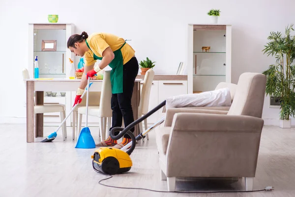 Joven contratista masculino limpiando la casa —  Fotos de Stock