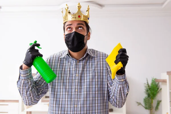 Νεαρός εργολήπτης καθαρίζει το σπίτι με την έννοια coronavirus — Φωτογραφία Αρχείου