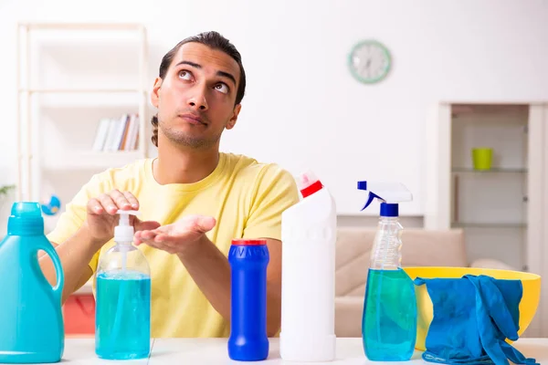 Ung manlig entreprenör som gör hushållsarbete hemma — Stockfoto