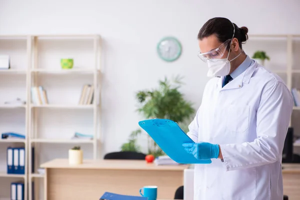 Jeune médecin virologiste au bureau — Photo