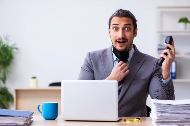 Kendini karantina altında tutan genç bir erkek işçi.