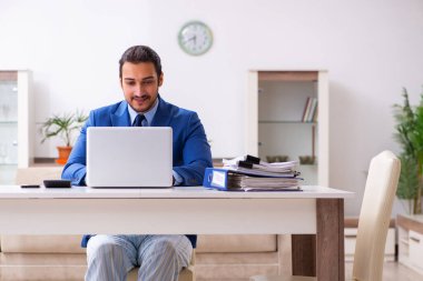 Evden kendini izole etme konseptiyle çalışan genç bir erkek işçi.