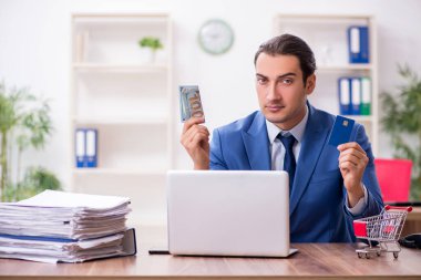 Ecommerce konseptinde genç erkek işadamı