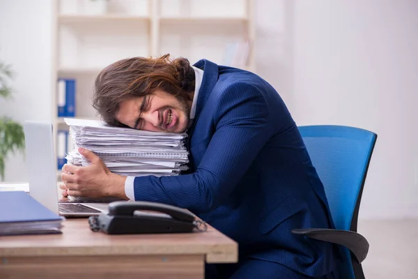 Junge männliche Mitarbeiter unzufrieden mit exzessiver Arbeit — Stockfoto