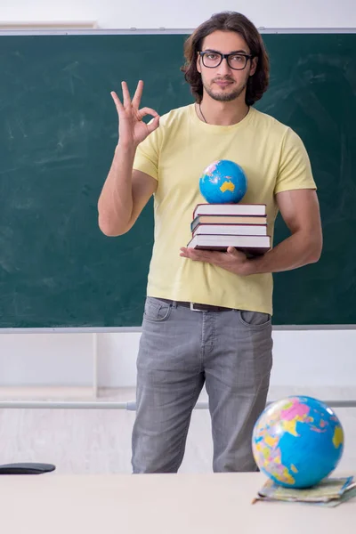 Jovem professor de geografia do sexo masculino na frente do quadro negro — Fotografia de Stock