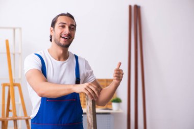 Genç erkek müteahhit atölyede çalışıyor.