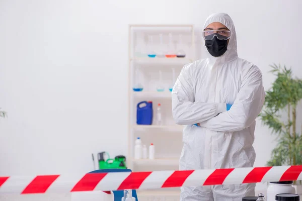 Joven químico masculino trabajando en el laboratorio de medicina — Foto de Stock