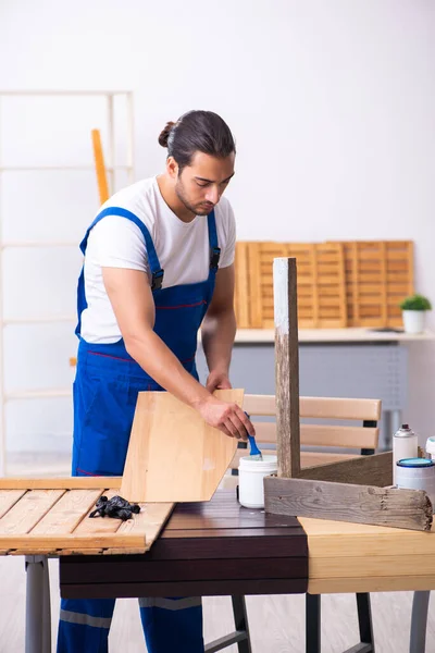 Молодой мужчина-подрядчик работает в мастерской — стоковое фото