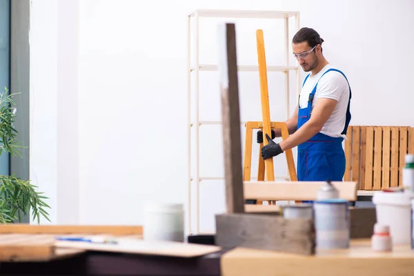 Joven contratista masculino trabajando en taller — Foto de Stock