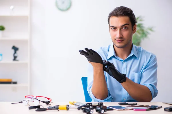 Jovem técnico do sexo masculino reparando telefone celular — Fotografia de Stock