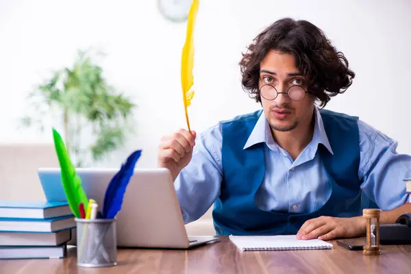 Joven escritor trabajando en su nuevo trabajo —  Fotos de Stock