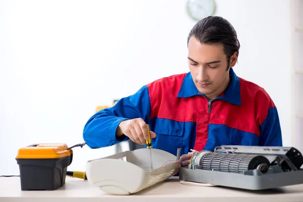 Ung reparatör som reparerar luftkonditioneringen på garanticentret — Stockfoto