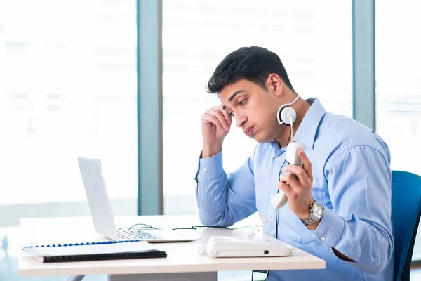 Operador de call center masculino no conceito de negócio — Fotografia de Stock