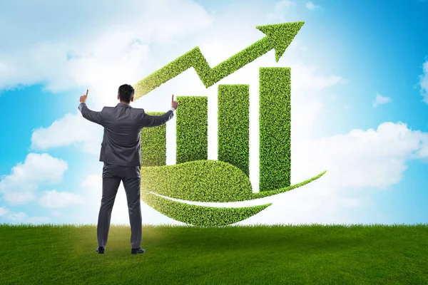 Концепция роста зеленой экономики с бизнесменом — стоковое фото