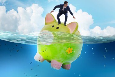 Piggybank ile borç konsepti içinde bir işadamı