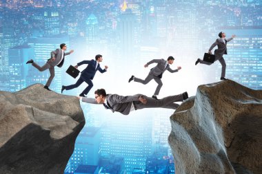 İşadamı destek konseptinde köprü görevi görüyor