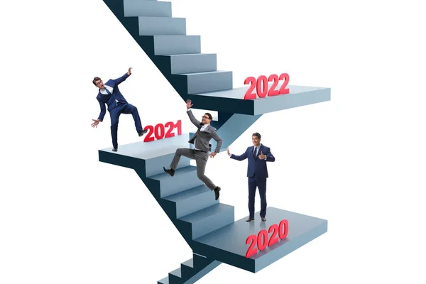 Empresario subiendo escaleras anualmente — Foto de Stock