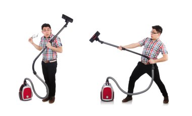 Elektrikli süpürgeyle beyaz üzerine komik adam.