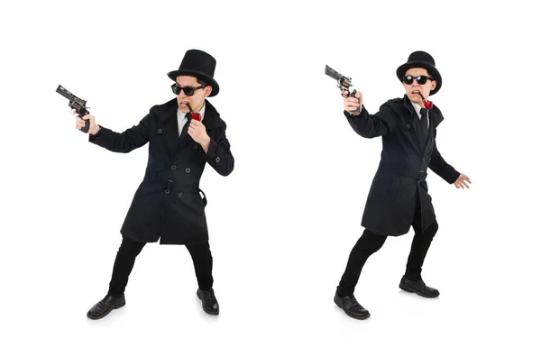 Молодой детектив в черном пальто держит пистолет изолированный на белом — стоковое фото