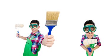 Beyaz tenli komik bir ressam.