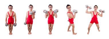 Beyazlar üzerinde dambılları olan komik adam.