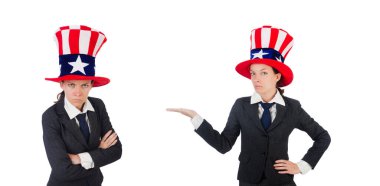 Beyaz üzerinde Amerikan sembolleri olan genç bir kadın.
