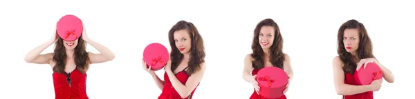 Молода дівчина в червоній сукні з серцевою коробкою ізольована на білому — стокове фото