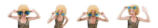 Забавная красивая женщина в солнечных очках, изолированных на белом — стоковое фото