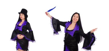 Kadın sihirbaz beyazların arasında.