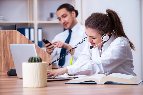 Operatori di call center che lavorano in ufficio — Foto Stock