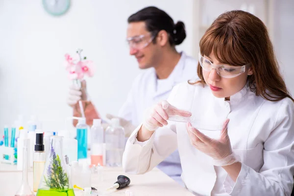 Dos químicos trabajando en el laboratorio —  Fotos de Stock